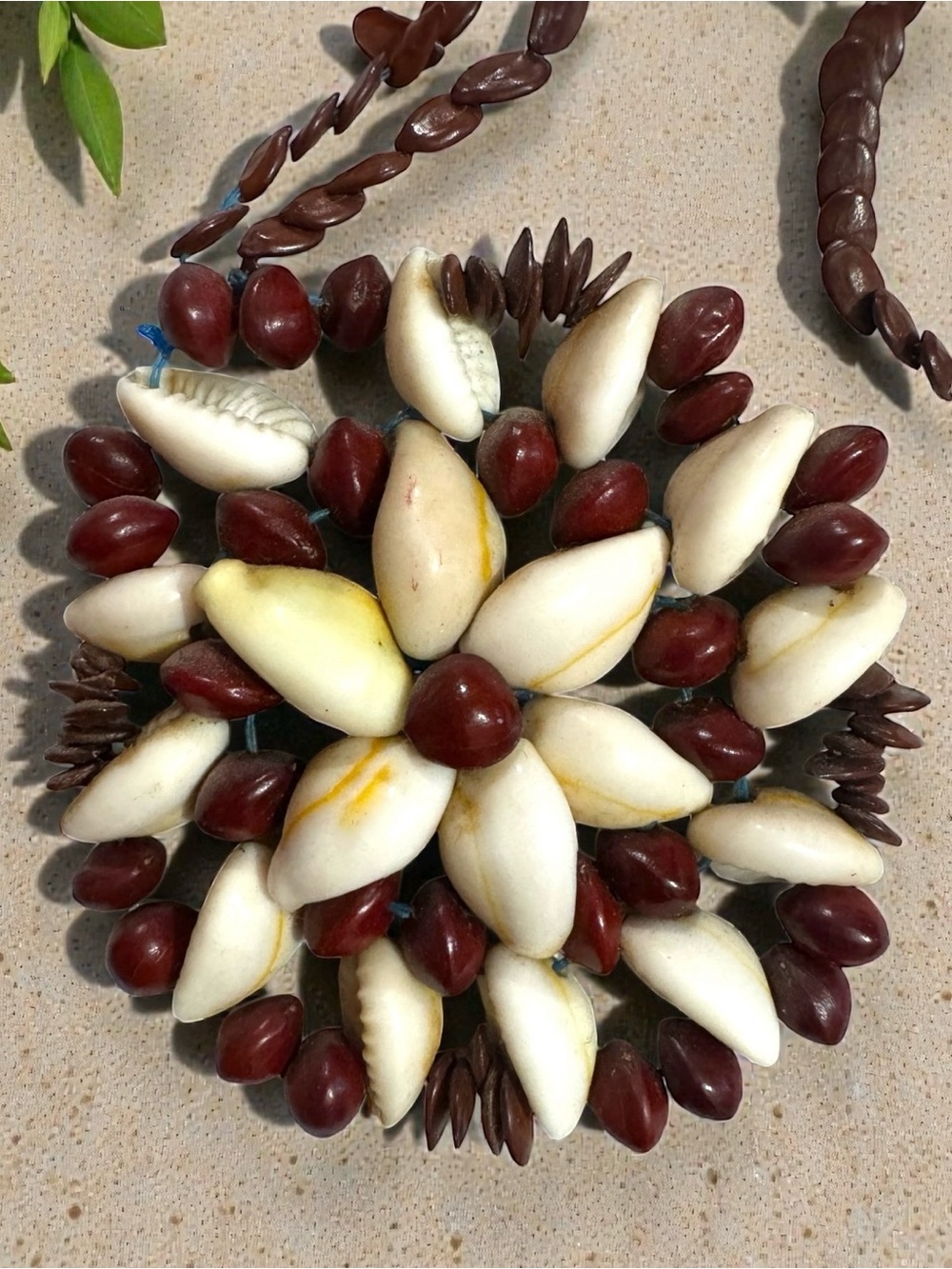 Vintage 1970’s Handcrafted Tahitian Cowrie Shell Flower Pendant Necklace - Picture 4 of 5